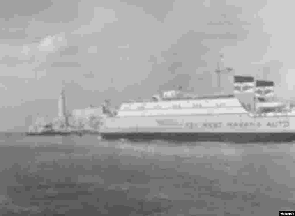 Un ferry con destino a Cayo Hueso abandona el puerto de La Habana.