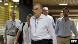 El jefe de la delegación de paz del Gobierno colombiano, Humberto de la Calle (c), llega junto a su equipo de trabajo hoy, martes 28 de abril de 2015, al Palacio de Convenciones de La Habana. 