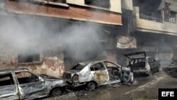 Automóviles carbonizados en el lugar donde ha explosionado un coche bomba en Homs (Siria) el martes 29 de abril de 2014. 