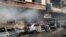 Automóviles carbonizados en el lugar donde ha explosionado un coche bomba en Homs (Siria) el  martes 29 de abril de 2014. 