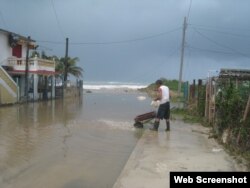 El mar inundó las calles cercanas a la costa en Guanabo, al Este de La Habana.