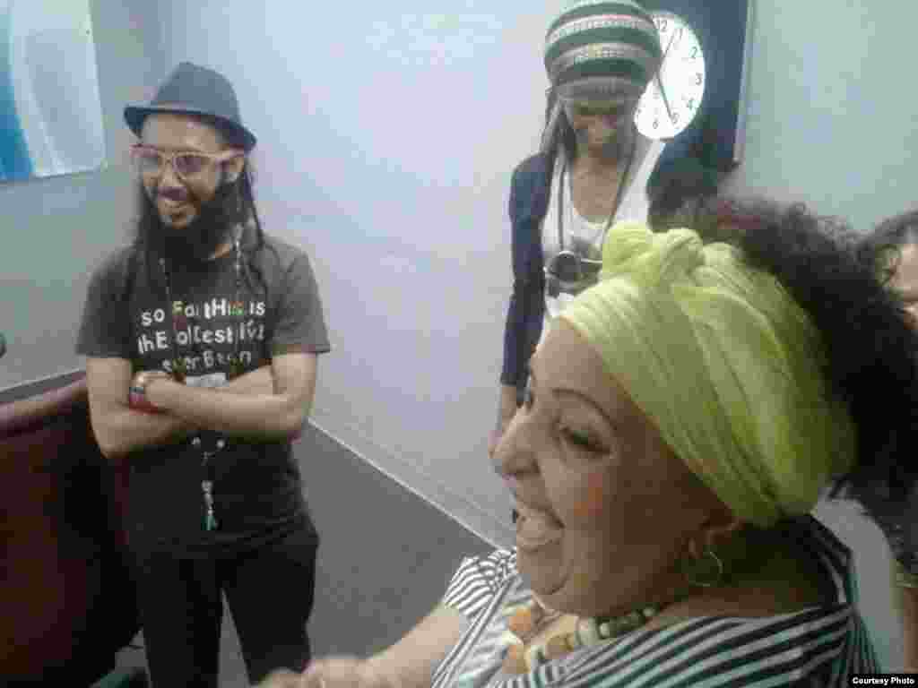 Con los integrantes de Onmi Zona Franca