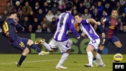 El delantero argentino del F.C. Barcelona Lionel Messi lanza a puerta consiguiendo el segundo gol de su equipo ante el Real Valladolid, en el estadio José Zorrilla.