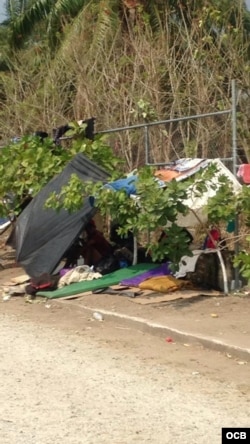 Los migrantes se han acomodado como pueden, se resguardan del sol con pedazos de cartón y de nylon.