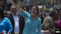 La líder opositora Maria Corina Machado saluda a sus seguidores.