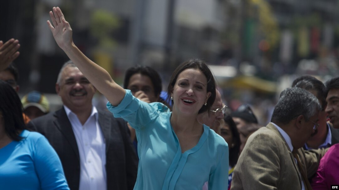 La líder opositora Maria Corina Machado saluda a sus seguidores.