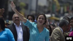 La líder opositora Maria Corina Machado saluda a sus seguidores.