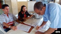 Foto de archivo. Un venezolano verifica sus datos en el registro electoral.