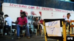 Detalle de un puesto en un centro de votación hoy, domingo 14 de abril de 2013, en Caracas (Venezuela), luego de que el Consejo Nacional Electoral (CNE) oficializó el cierre de los colegios utilizados en los comicios presidenciales que tuvieron lugar en V