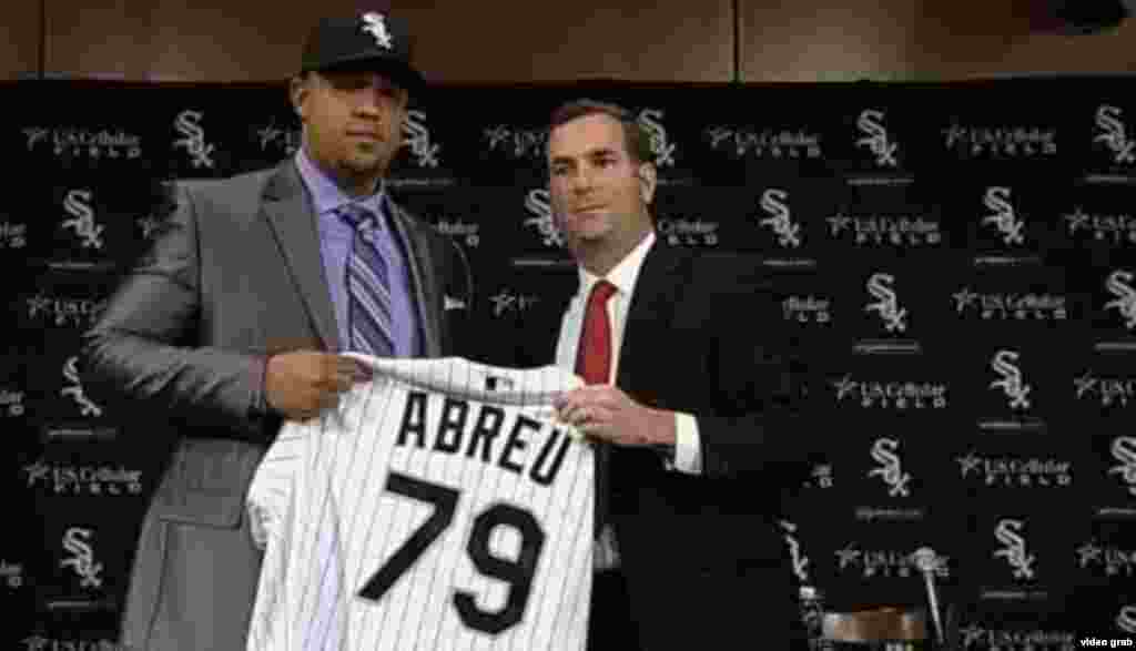 José Dariel &quot;Pito&quot; Abreu recibe la camiseta de los Medias Blancas de Chicago tras firmar un contrato por $68 millones, el más jugoso firmado por un cubano en las Grandes Ligas. 