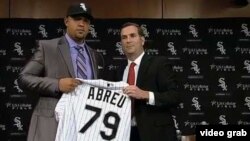 José Dariel "Pito" Abreu recibe la camiseta de los Medias Blancas de Chicago. El número 79 fue escogido por su madre, Margarita Correa.