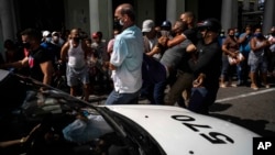 La policía detiene a un manifestante en el levantamiento nacional del 11 de julio. (AP Photo/Ramon Espinosa)