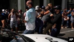 Un detenido en el levantamiento nacional del 11 de julio. (AP/Ramón Espinosa)