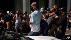 Un detenido en el levantamiento nacional del 11 de julio. AP Photo/Ramon Espinosa