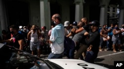Un detenido en el levantamiento nacional del 11 de julio de 2021. AP Photo/Ramon Espinosa
