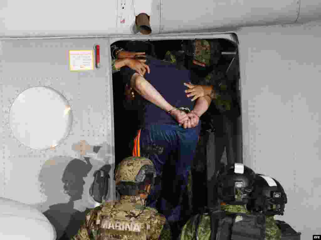 El narcotraficante Joaquín "El Chapo" Guzmán es conducido, el viernes 8 de enero de 2016, a un helicóptero de la Marina Armada de México, en la capital mexicana tras su recaptura en la ciudad de Los Mochis, Sinaloa. 