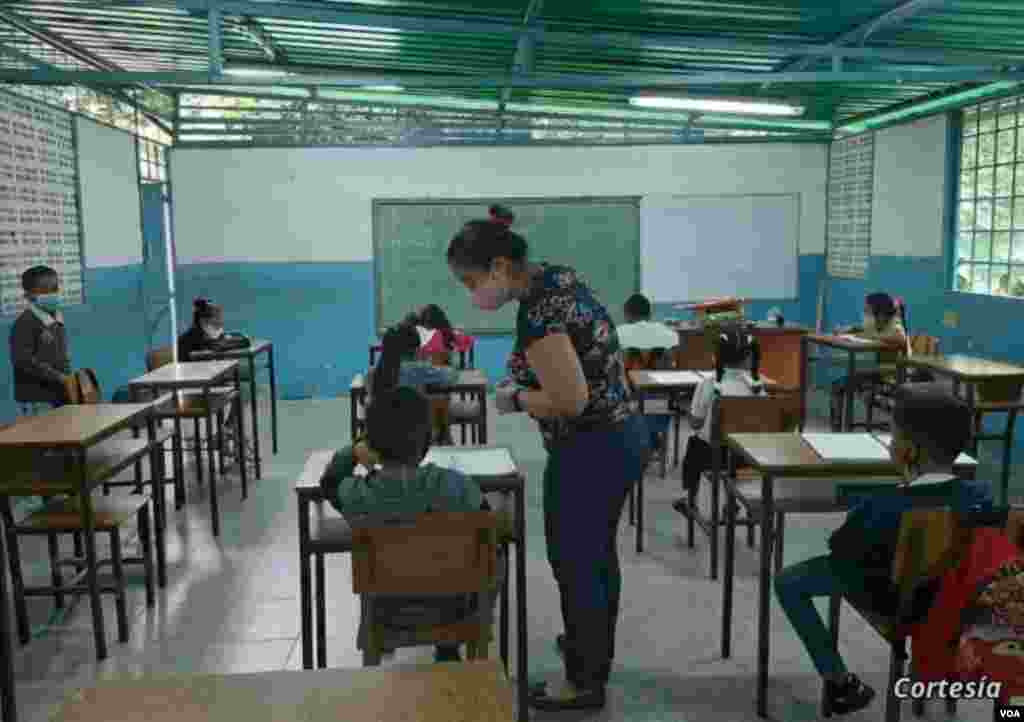 Fabiana Duarte, maestra venezolana, gana un salario equivalente a 3 dólares mensuales. Foto cortesía.