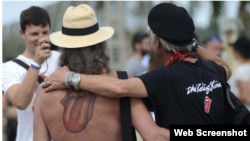 Fanático exhibe con orgullo su tatuaje ahora que The Rolling Stones suena en La Habana.