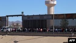 Migrantes centroamericanos se rinden a los oficiales de la Patrulla Fronteriza de los Estados Unidos después de cruzar a El Paso, Texas, desde Ciudad Juárez, estado de Chihuahua, México.