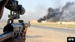Un voluntario chií apunta su rifle durante combates contra militantes del grupo EI.