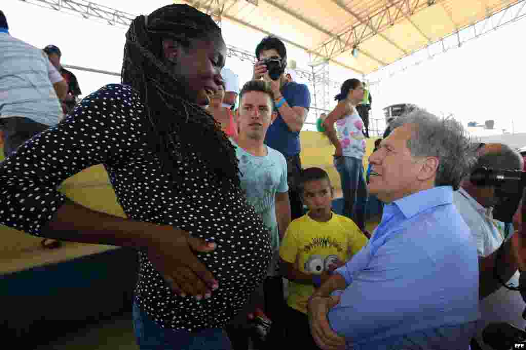 El secretario general de la Organización de Estados Americanos (OEA), Luis Almagro (d), escucha a una mujer embarazada en el coliseo municipal del sector de La Parada, cerca a Cúcuta (Colombia), frontera con Venezuela. 