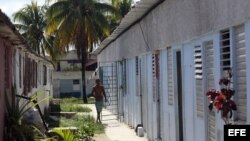 Un joven camina por un albergue o "comunidad de tránsito", en La Habana.