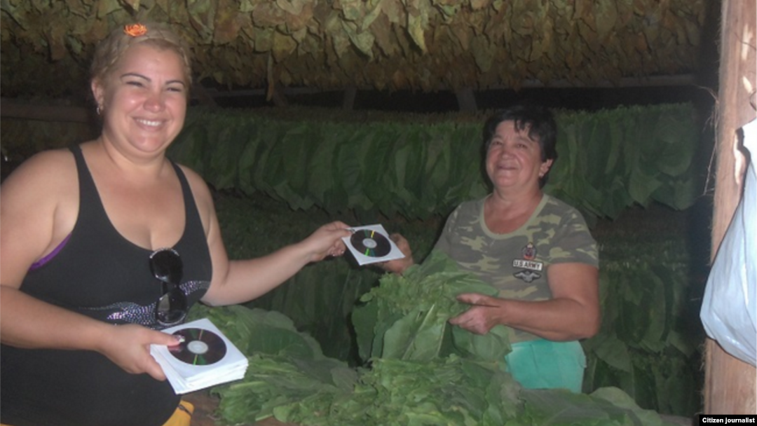 Reporta Cuba activista de FLAMUR entrega DVDs con información variada a una campesina 
