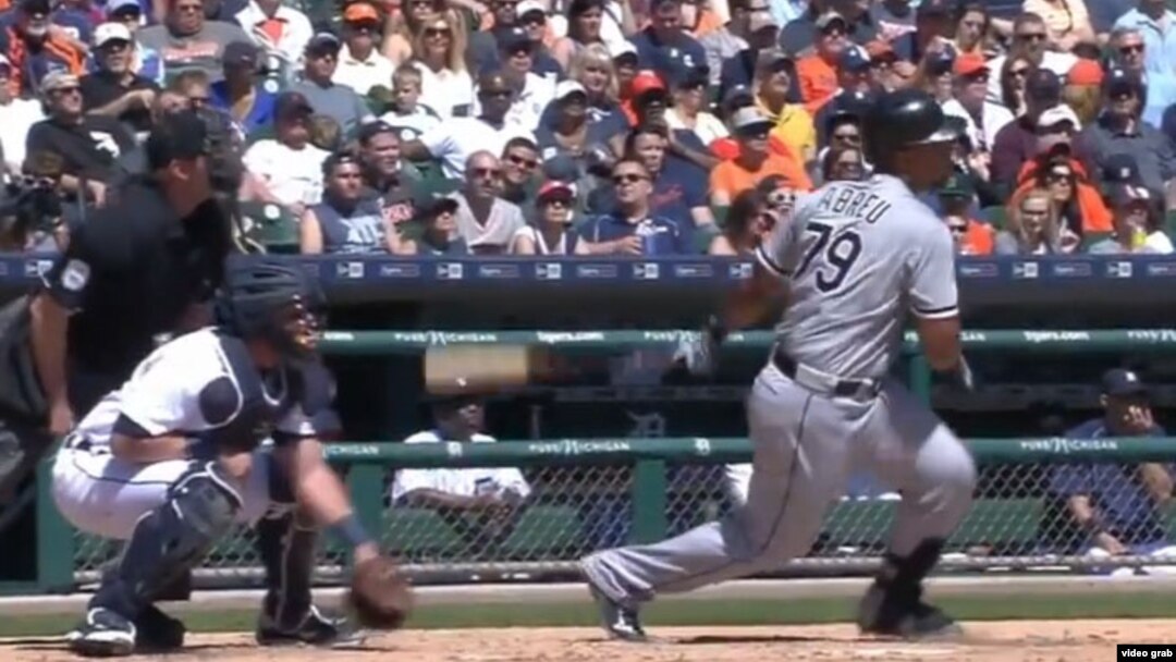 José Abreu enseña el 79 en su espalda tras conectar un "grand slam" contra los Tigres.