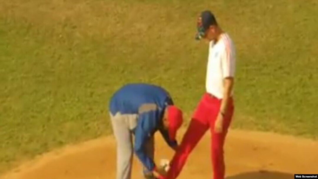 El entrenador hace un ritual al lanzador durante los momentos pevios a la final.