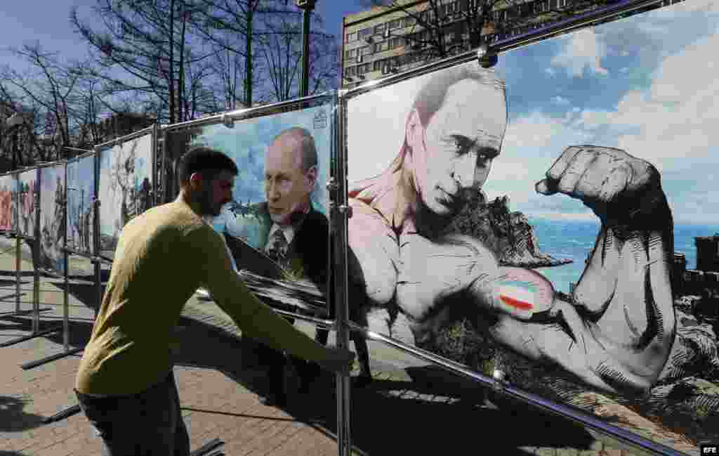 Putin en todas las imágenes de la exposición "Crimea: Regresa al Pueblo del Hogar". 