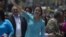 La líder opositora Maria Corina Machado saluda a sus seguidores.