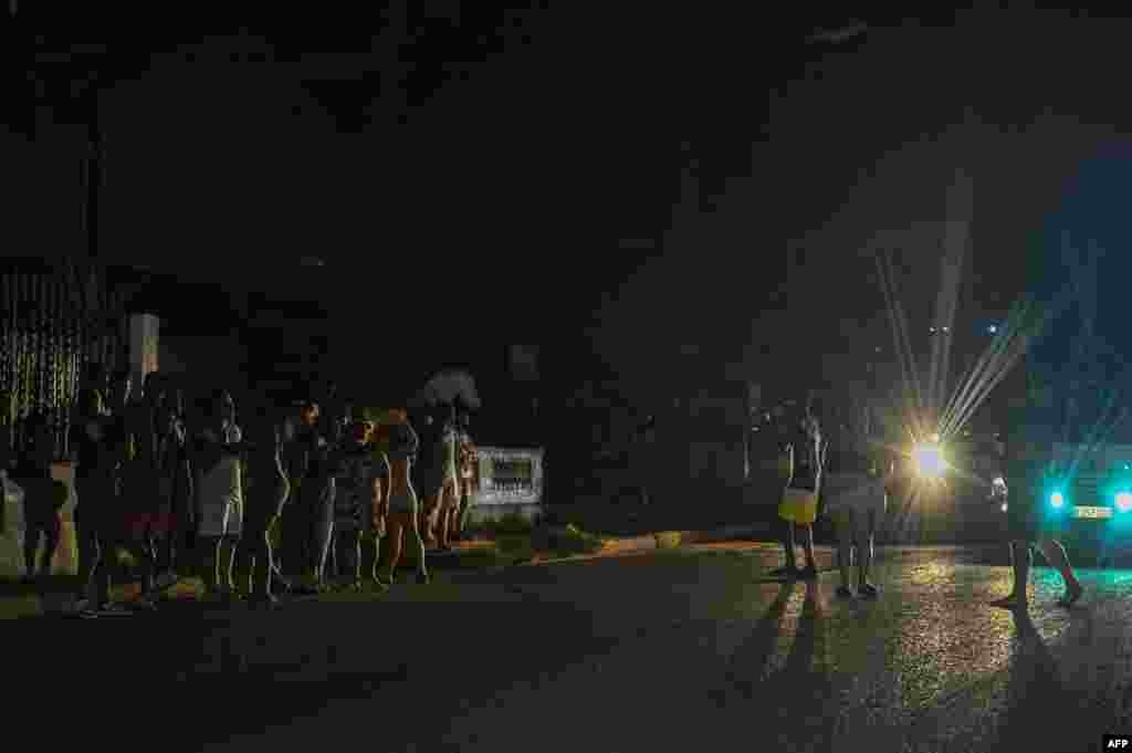 Residentes bloquean el tráfico en un barrio de San Miguel del Padrón, en La Habana, el 24 de julio de 2026; golpean cacerolas, arrojan basura a la calle y prenden fuego en señal de protesta por los continuos apagones y la escasez de agua. (Foto de ADALBERTO ROQUE / AFP)