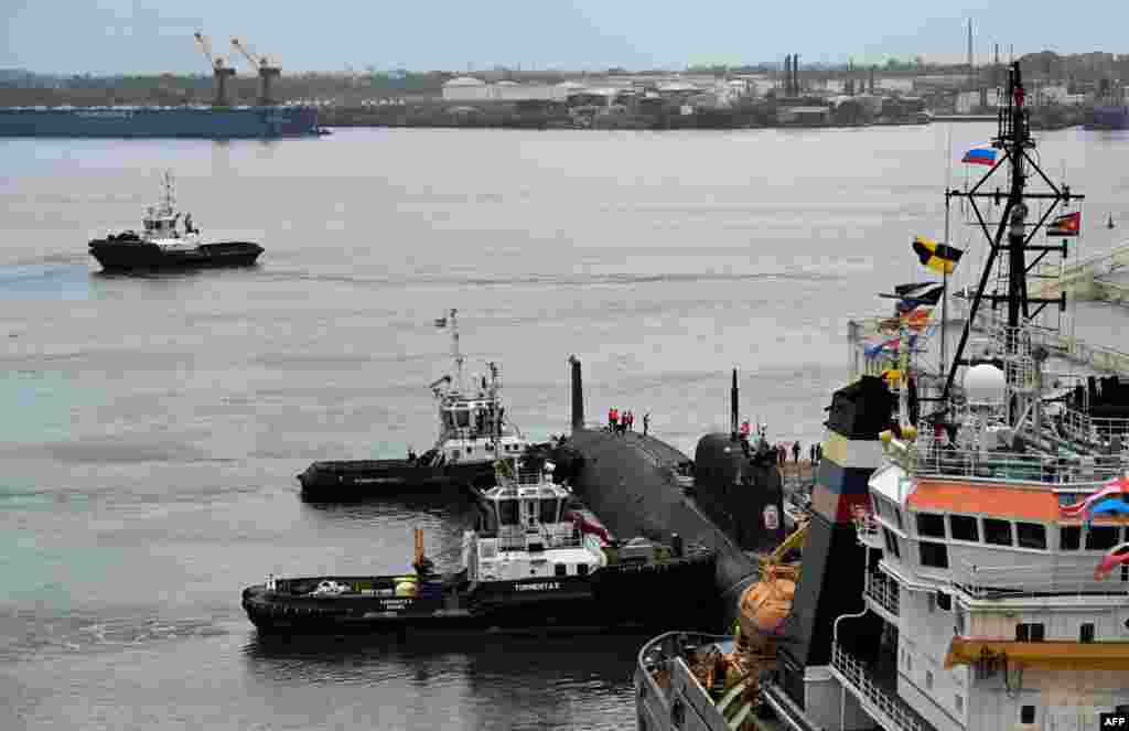 El submarino ruso de propulsión nuclear Kazán, parte del destacamento naval ruso que visita Cuba, atraca en el puerto de La Habana el 12 de junio de 2024.&nbsp;YAMIL LAGE / AFP)