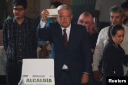 Andres Manuel López Obrador muestra su boleta antes de votar este domingo en un colegio electoral de la Ciudad de México. (REUTERS/Henry Romero)