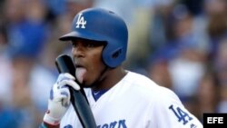 Yasiel Puig lame el bate...