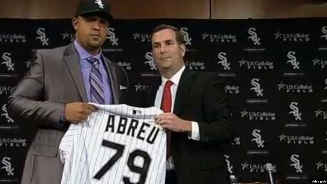 José Dariel "Pito" Abreu recibe la camiseta de los Medias Blancas de Chicago.