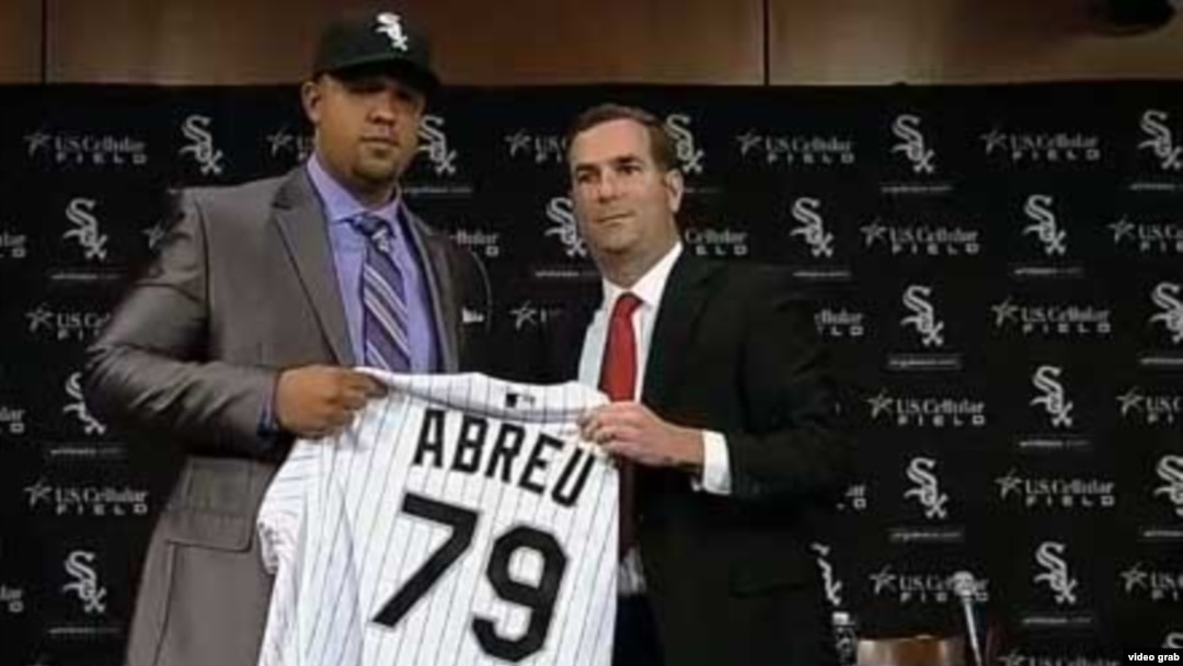 José Dariel "Pito" Abreu cuando recibía la camiseta de los Medias Blancas de Chicago.