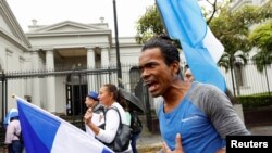 Exiliados de Nicaragua en Costa Rica protestan contra las elecciones municipales en Nicaragua, el 6 de noviembre de 2022. (Reuters/Mayela López).