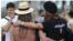 Fanático exhibe con orgullo su tatuaje ahora que The Rolling Stones suena en La Habana.