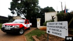 Una furgoneta de una compañía de seguridad permanece aparcada ante la residencia de la máxima representante diplomática de Venezuela en Kenia. 