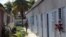 Un joven camina por un albergue o "comunidad de tránsito", en La Habana.