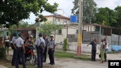 Varios policías conversan en una esquina hoy, viernes 2 de agosto de 2013, en una de las calles del barrio Alturas de la Lisa en La Habana (Cuba), donde hace pocos días se produjo un caso de intoxicación con alcohol metílico