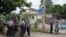 Varios policías conversan en una esquina hoy, viernes 2 de agosto de 2013, en una de las calles del barrio Alturas de la Lisa en La Habana (Cuba), donde hace pocos días se produjo un caso de intoxicación con alcohol metílico