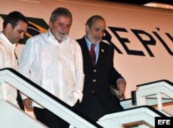 Lula llega a La Habana para entrevistarse con Raúl Castro, en febrero de 2010.