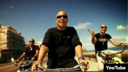 En 2011, durante una visita anterior a la isla, Issac Delgado grabó con el dúo Gente de Zona el videoclip Somos Cuba (Mira cómo vengo).