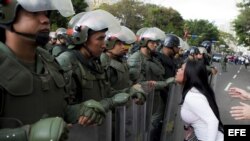 Una mujer discute con miembros de la Guardia Nacional Bolivariana (GNB) durante una protesta contra el Gobierno de Venezuela.
