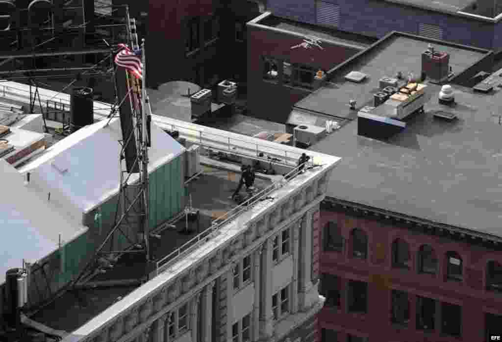 Francotiradores permanecen en el techo de un hotel cerca al lugar donde se registraran dos explosiones cerca a la línea de meta de la 117 Maratón de Boston. 