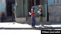 Reporta Cuba activistas de UNPACU reparten octavillas en las calles.