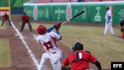 Yadiel Hernández (c) conectó un jonrón por Cuba frente a Dominicana en la semifinal del béisbol centroamericano.
