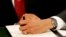 Barack Obama estampa su firma.